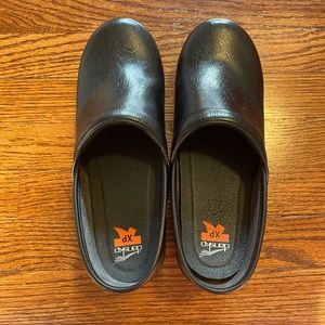 Dansko XP Black Floral Tooled Leather Clog Shoes Work EU 41 US  10